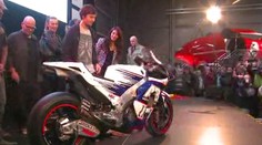 Abraham představil novou motorku, Hanika se učí na maturitu