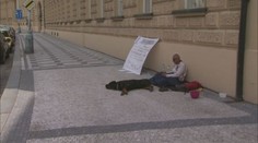Hladovkář kempuje před ministerstvem. Chce změnu zákona