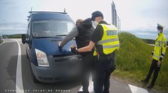Celníci během kontroly na dálnici D11 našli v dodávce revolver