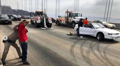 Šílenci zablokovali most. Driftování na dálnici se jim nevyplatilo