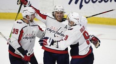 Oshie sestřelil Ottawu hattrickem, Tampa padla na ledě rozjetého Buffala