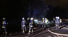 Od požáru odpadků vzplál poblíž pražského hotelu Golf strom