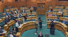 Maorští poslanci narušili jednání parlamentu. Tancem haka protestovali proti zákonu