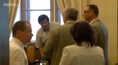 Malé strany zbrojí na volby. Hledají kandidáty i na ulici