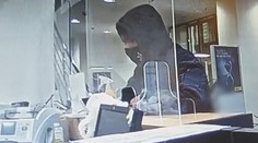 Ozbrojený lupič na útěku! Policie žádá o pomoc při pátrání