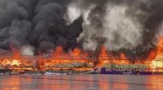 VIDEO: Netradiční ohnivá show. Takto hoří drogy v hodnotě 10 miliard korun