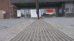 Po rezavé kašně řeší Pardubice další problém. Nevidomí mají potíže u nádraží