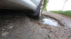 Zničené silnice na Pardubicku. Úředníci chtějí peníze od státu