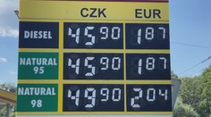 Dovolená autem se prodraží. Kde se vyplatí natankovat cestou na jih?