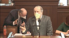 "Našel jsem kolegyni v slzách. Surovost je za hranou." vyčetl Klaus Okamurovi