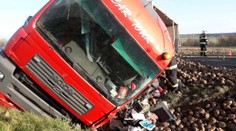Převrácený kamion na D55 u Otrokovic zkomplikoval dopravu