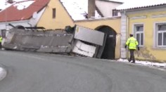 Kamion vjel do rodinného domu, stejná nehoda se tu stala již dvakrát