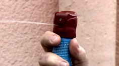 Žena postříkala exekutora pepřákem. Za chvíli se sama začala dusit