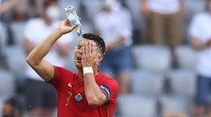 Pití vody přináší své ovoce. Ronaldo předvedl striptýz na Euru