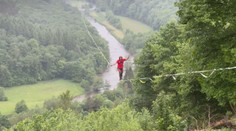 VIDEO: Belgie slaví rekord. Provazochodec překonal neuvěřitelný úsek