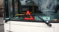 Vrak autobusu na Smíchově úřady nezajímá. Budou čekat na nehodu?
