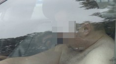 Nahý muž si v autě na zákazu parkování četl Bibli. Nechtěl otevřít ani policii