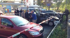 ÚTOK NA POLICII! Policistům v Praze shořela dvě auta, další ohořela