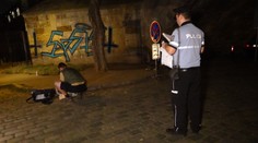 Dva cizinci posprejovali Karlův most, skončili na policii
