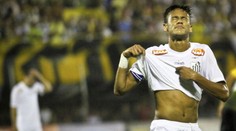 VIDEO: Neymar nakopl soupeře do zadnice a musel pod sprchu