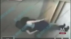 VIDEO: Brutální sexuální útok! Policisté přinutili ženu ke striptýzu