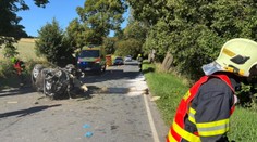 Smrtelná nehoda na Bruntálsku: Auto s mladými lidmi skončilo zdemolované