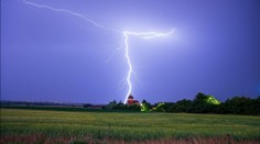 Velmi silné bouřky zasáhly Moravu a jih Čech. Doprovází je kroupy a silný vítr