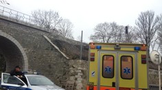 Muž pomáhal dělníkům na stavbě u železnice, lekl se vlaku a spadl z mostu!