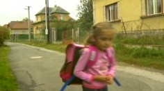 Lékaři zmrzačili dívce ruku. Nemocnice nabízí odškodné