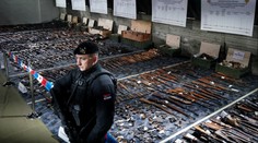 Srbové po masakrech dobrovolně odevzdávají zbraně včetně granátů