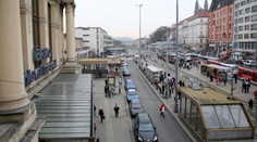 Brněnský taxikář vezl mladíka, ten po něm házel kebab a snažil se ho zbít