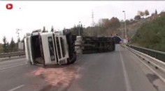 VIDEO: Kamion zablokoval tři pruhy před tunelem