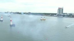Air Race: Pilot málem havaroval, když letadlo nasměroval do vody. VIDEO