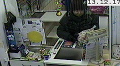 Seniorka s pistolí přepadla poštu. Odnesla si desítky tisíc korun