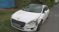 Žena měla poničit tři auta, pak se zamkla doma. Hlídce neotevřela