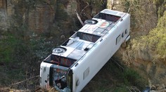 STRAŠNÁ TRAGÉDIE! Nehoda autobusu si vyžádala životy nejméně 12 dětí!