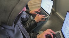 Slíbili jí výhodné investice. Místo toho přišla žena o více než 100 tisíc korun