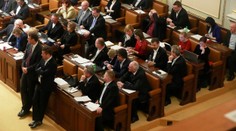 Kvůli těmto poslancům vzrostou jejich platy! Podívejte, kdo byl pro
