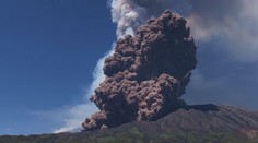 Masivní erupce Etny: Kouř je vidět na kilometry, turisté utíkají do bezpečí