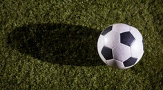 Drama v okresním fotbale: Sudí poškodil tým v 90. minutě, hráč ho pak napadl