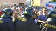VARNSDORF VE VARU! Dav PRORAZIL kordon policistů! Romskou ubytovnu chránili těžkooděnci!