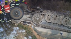 Při nehodě vojenského obrněného vozu zemřeli dva lidé. Řidiči hrozí až osm let vězení