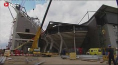 NEŠTĚSTÍ! Při rekonstrukci spadla střecha stadionu! MNOHO LIDÍ ZŮSTALO POD SUTINAMI!