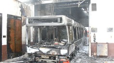 Požár udělal z autobusu vrak. Škoda půjde do desítek milionů