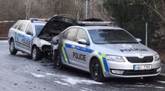 Žhář zapálil pražským policistům dvě auta parkující u služebny