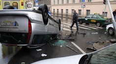 Opilý řidič naboural tři auta, policistu nakopl a praštil pěstí!