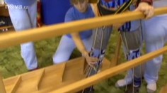 Ondra ochrnutý po kousnutí klíštětem začíná chodit