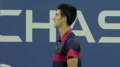 VIDEO: Djokoviče rvačka nerozhodila, mezi nohama ale úder nehrál