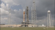 Přípravy vesmírné mise Artemis 1 vrcholí. Raketa už je na odpalovací rampě