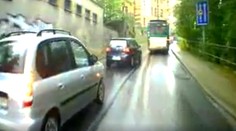 Nepochopitelným manévrem ohrozil lidi v autobuse. Bez ohlédnutí ujel